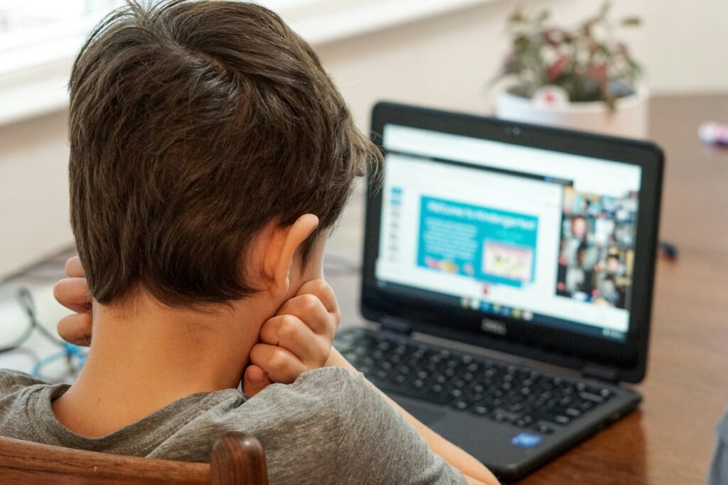Digitale Selbstständigkeit: Verantwortung und Schutz für Jugendliche